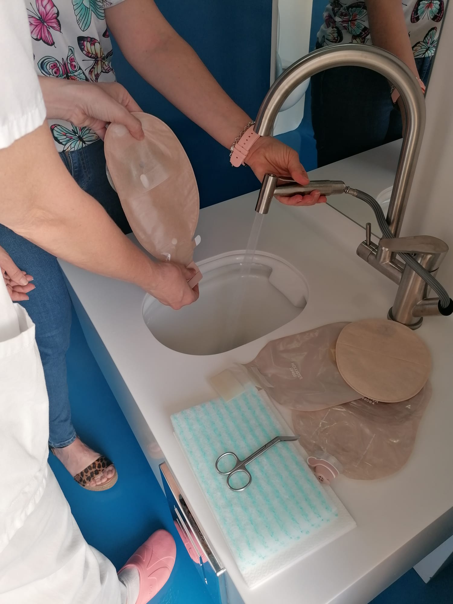 El Hospital General Universitario de Elche instaura un baño adaptado para personas ostomizadas
