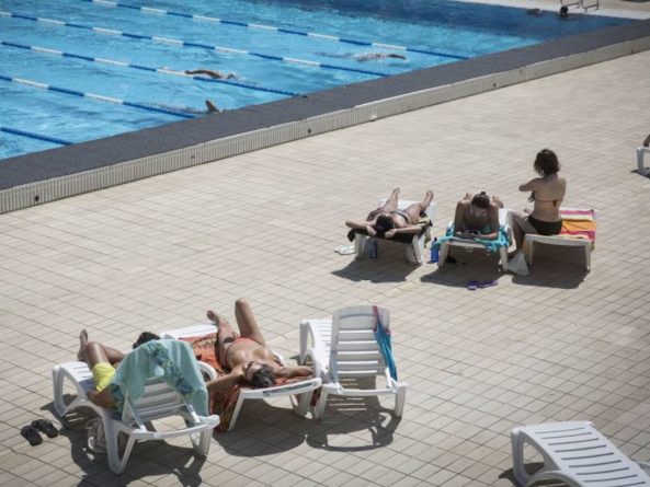 El Topless en Piscinas Privadas Genera Controversia en Comunidades de Vecinos