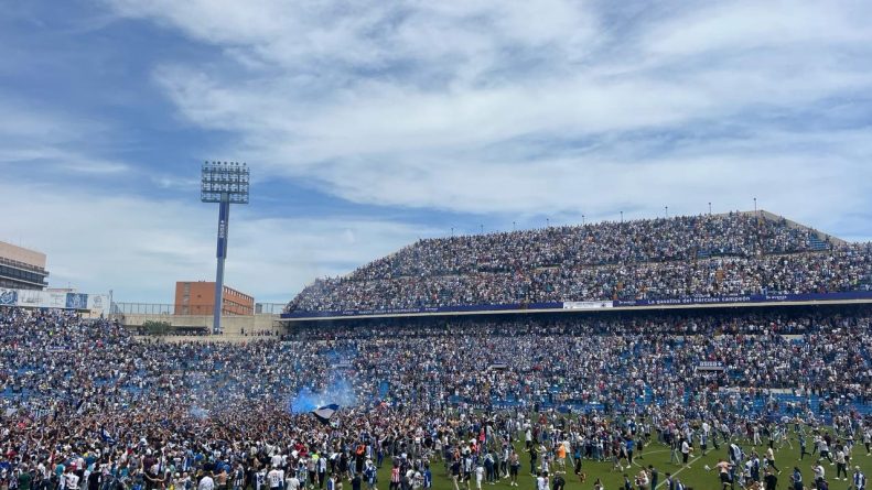 El día que Cruyff estrenó el baile del Rico Pérez: Una mirada a los 50 años de historia del estadio del Hércules