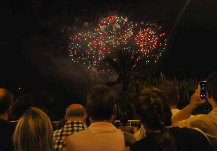Planes para el fin de semana en Alicante disfruta de fuegos artificiales, desfile de carrozas y muixeranga