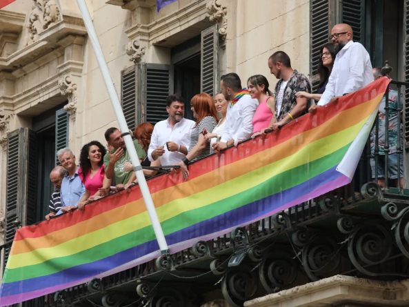 Polémica en el Orgullo LGBTI de Alicante Vox pide quitar la pancarta del Ayuntamiento