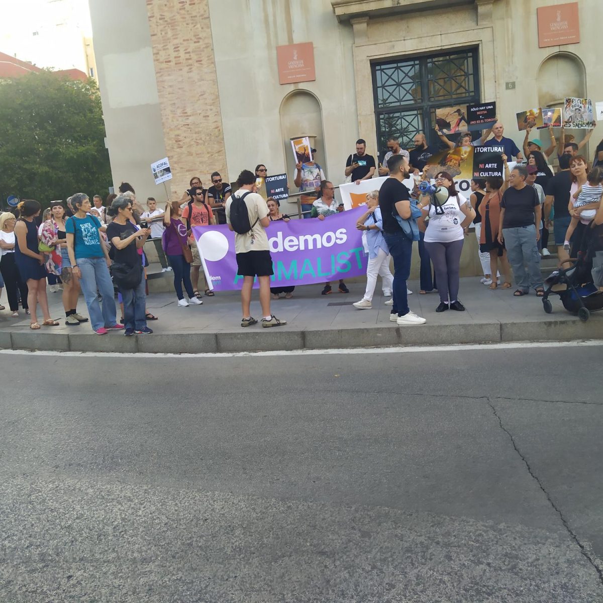 Protesta Antitaurina en Alicante Cientos de Manifestantes se Pronuncian Contra el Toro Embolado