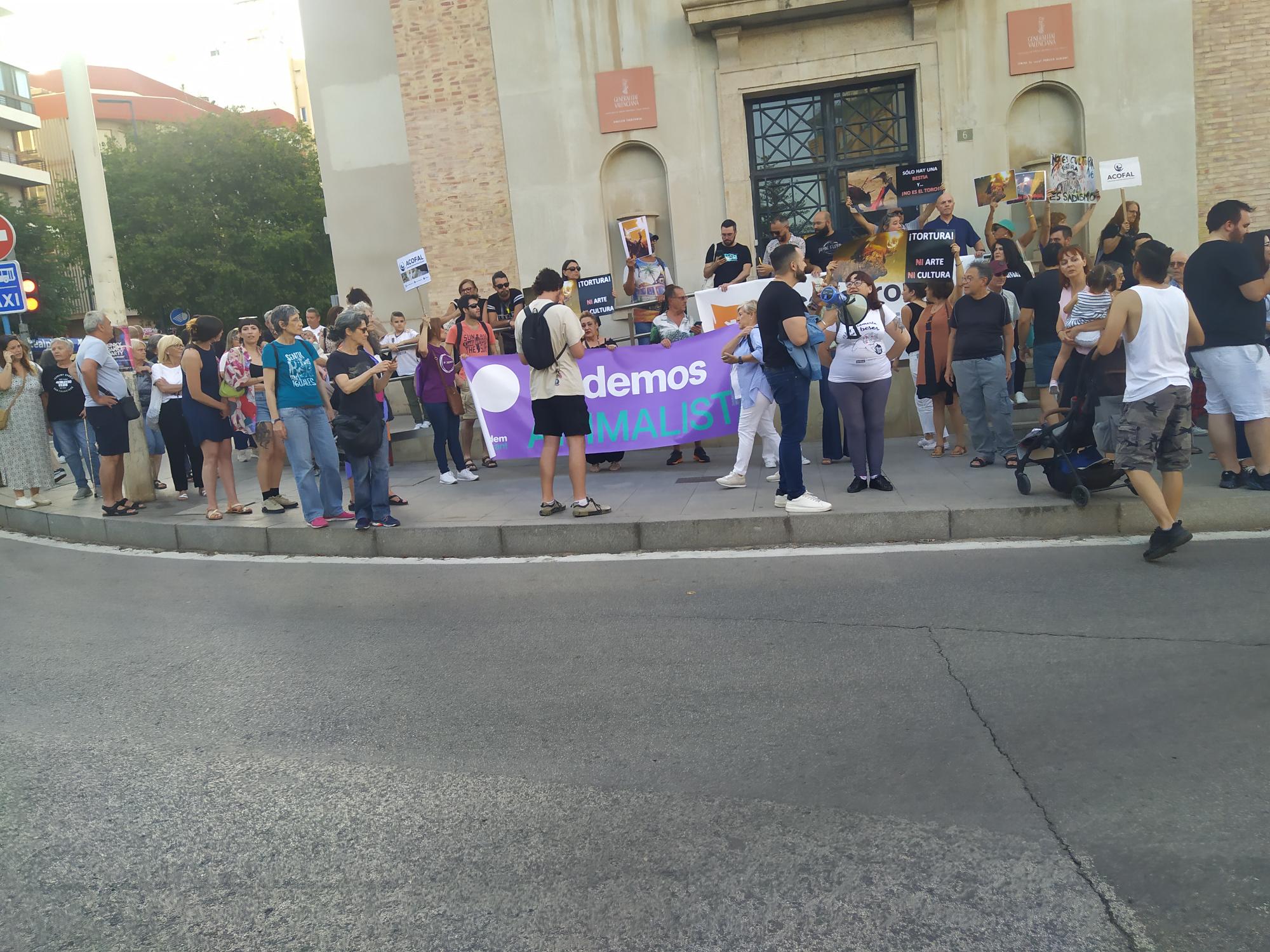 Protesta Antitaurina en Alicante Cientos de Manifestantes se Pronuncian Contra el Toro Embolado