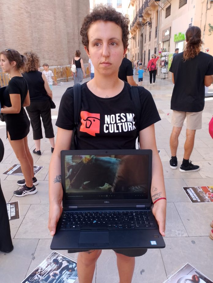 València Animal Save realiza una concienciación por el fin de la tauromaquia