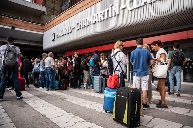 El AVE Alicante-Madrid sufre un retraso de tres horas por una avería en la catenaria pasajeros atrapados y sin aire acondicionado
