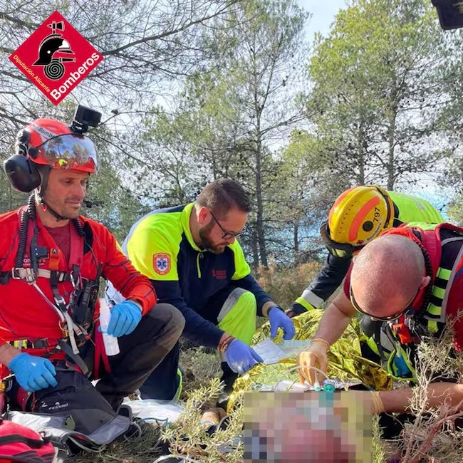 Accidente en la sierra de Villena Bomberos y Policía Local salvan a un ciclista