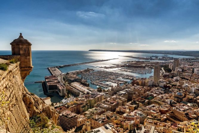 Hoy nos adentramos en el corazón de Alicante para descubrir juntos cuánto valen las propiedades en esta ciudad en el año 2024 y conocer el ambiente