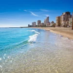 ¡Escándalo en Campello! Vecinos denuncian la falta de agua en las duchas de las playas durante más de un mes