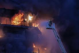 Incendio en Alicante deja dos heridos leves en un edificio residencial