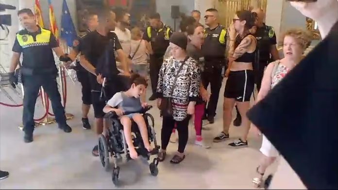 El alcalde de Alicante ordena desalojar el Pleno debido a protestas por desahucio de una familia con parálisis cerebral