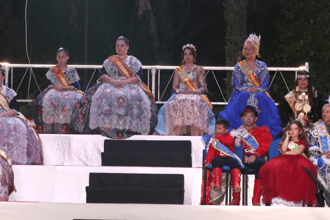 La suerte del abanico convierte a Lucía Sánchez y Soraya Benítez en reinas de las fiestas de Novelda