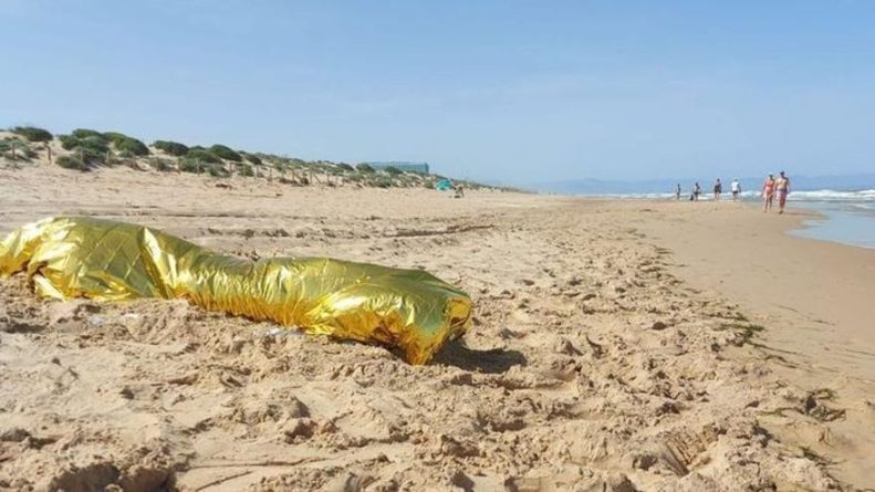 Hombre Fallece por Problemas Respiratorios en la Playa de la Almadraba, Alicante