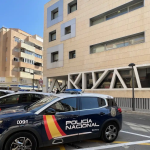 Investigan a un pescadero por grabar a su cuñado en el aseo del mercado de un pueblo de Alicante