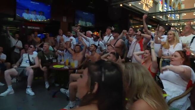 Peleas de los hinchas ingleses en Benidorm tras la derrota de su selección