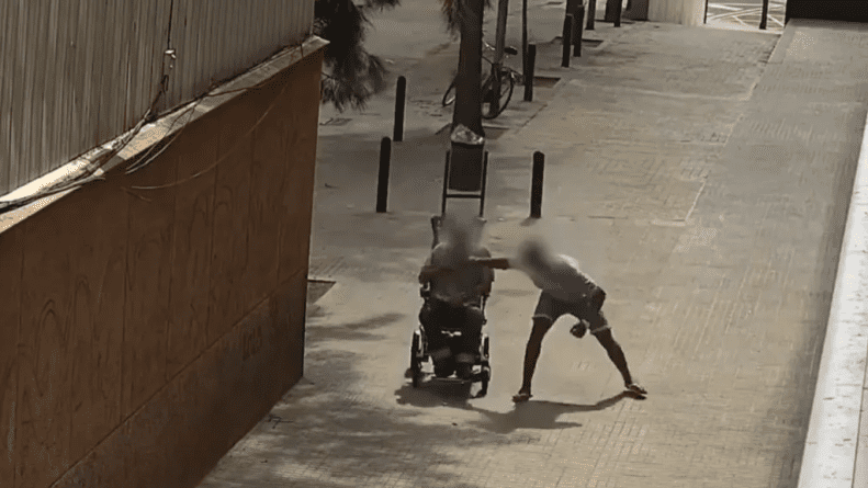 Dos jóvenes detenidos en Cornellà por robar una cadena de oro a un hombre en silla de ruedas