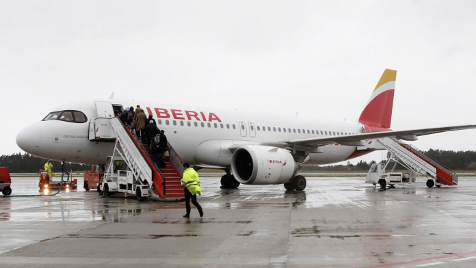Indignación entre los viajeros vuelo de Alicante a Asturias cancelado tras 24 horas de espera
