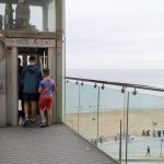 Avería del ascensor deja a personas con discapacidad Sin acceso adaptado a la playa de Postiguet en Alicante