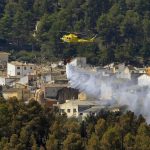 Un incendio sin control provoca el desalojo total de un pueblo en Alicante