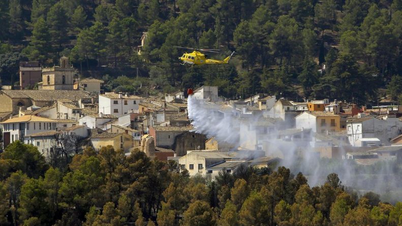 Un incendio sin control provoca el desalojo total de un pueblo en Alicante