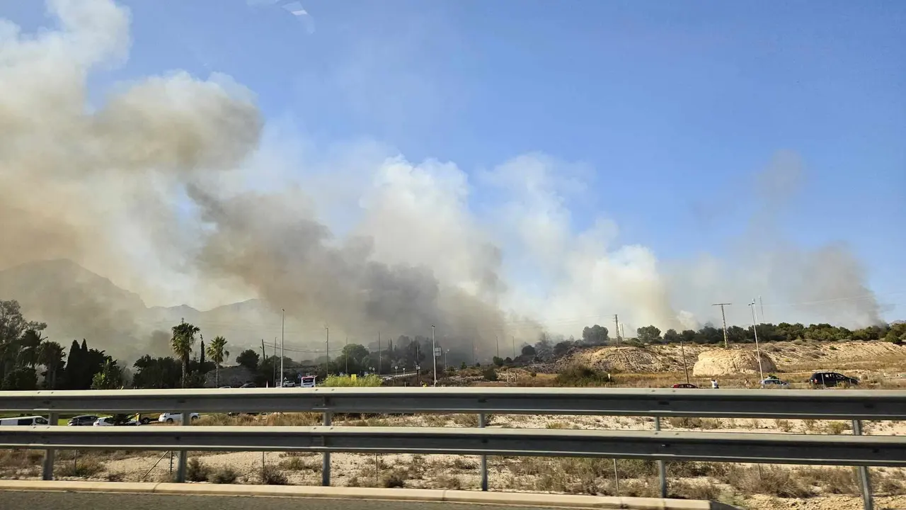 Incendio en Benidorm bajo control: Reabren la AP-7 tras avances significativos