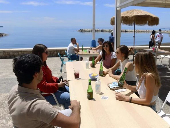 Cuidado en bares y restaurantes: 'El truco de la muleta', el método con el que pueden robarte el teléfono