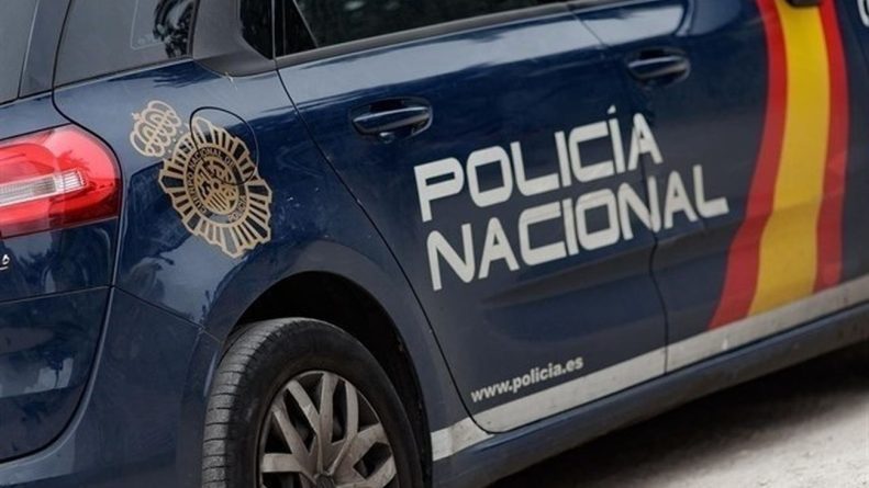 Hombre y sus dos hijos detenidos por apuñalar a su expareja en plena luz del día en Alicante