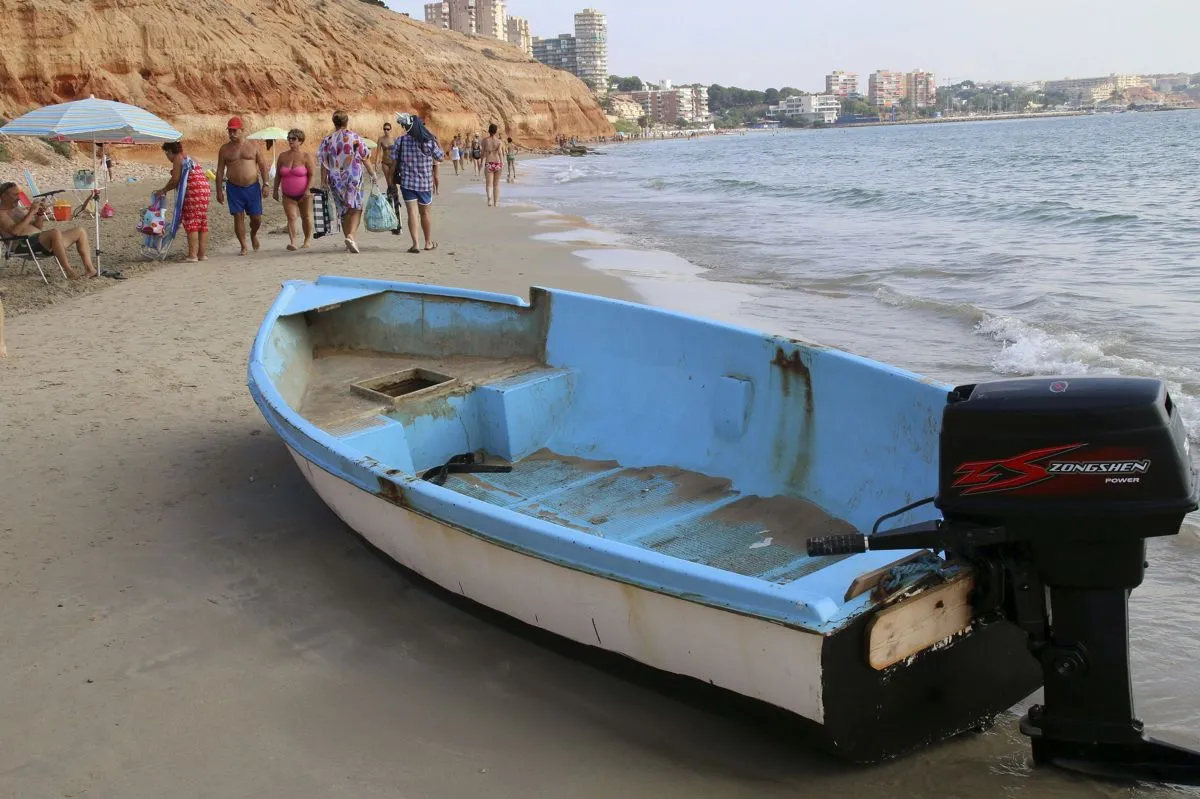 Cruz Roja en Alicante: 35 Migrantes Rescatados de Tres Pateras, Incluidos Niños