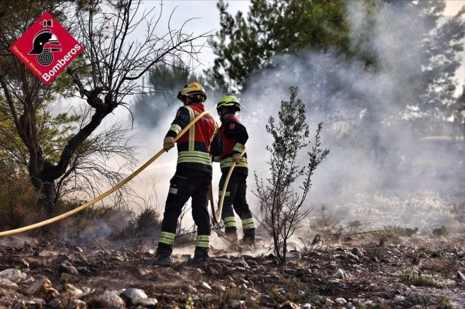 Bomberos Anuncian el Control del Incendio en Benasau, Alicante