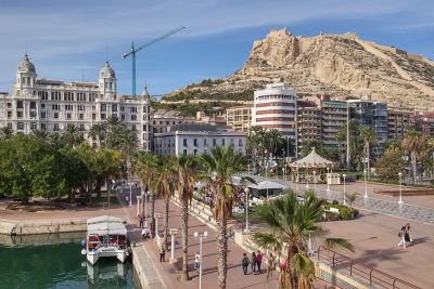 Diferencias turísticas entre Elche y Alicante