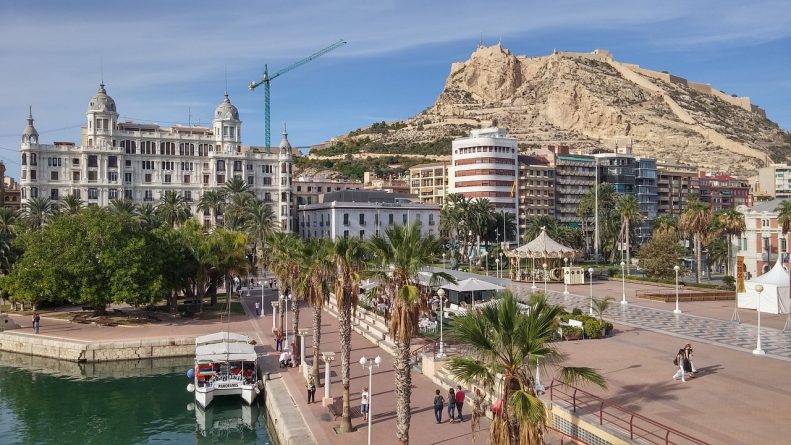 Diferencias turísticas entre Elche y Alicante