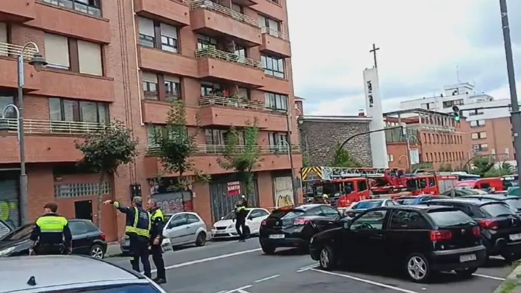 Fallece el hombre que cayó de un balcón en San Adrián tras apuñalar a sus padres