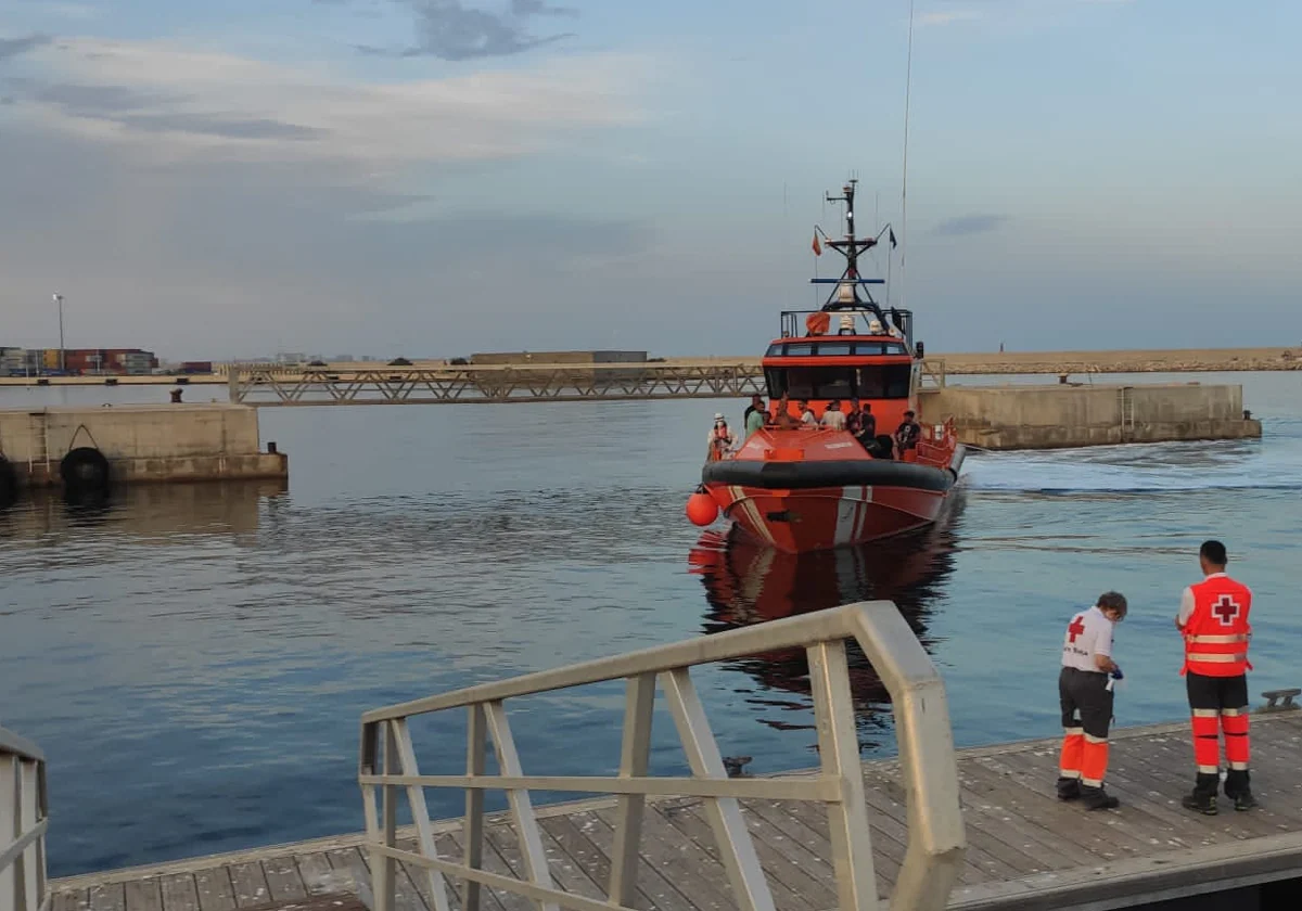 Seis heridos por quemaduras tras el rescate de 54 migrantes en Alicante