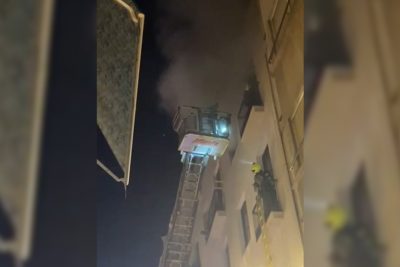 Bomberos rescatan a dos personas de un balcón durante un incendio en el centro de Alicante