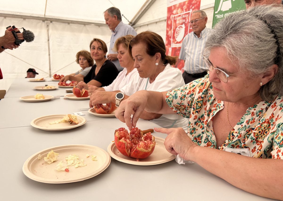 Vicentina Navarro gana el concurso de pelar granada mollar