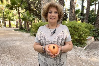 Vicentina Navarro gana el concurso de pelar granada mollar de Elche y el de la más bonita por tercer año consecutivo