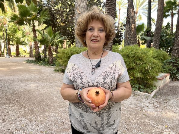 Vicentina Navarro gana el concurso de pelar granada mollar de Elche y el de la más bonita por tercer año consecutivo