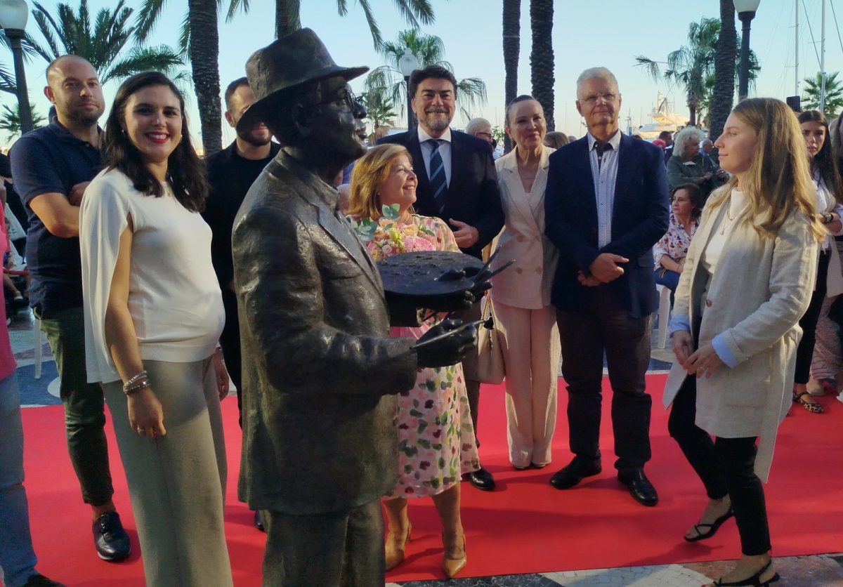 Luis Barcala inaugura escultura Emilio Varela