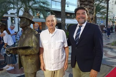 Luis Barcala inaugura escultura Emilio Varela en la Explanada