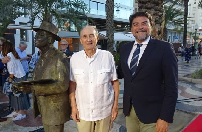 Luis Barcala inaugura escultura Emilio Varela en la Explanada