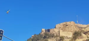 Incendio en el Castillo de Santa Bárbara: Cómo los Bomberos Actúan para Frenar el Avance del Fuego