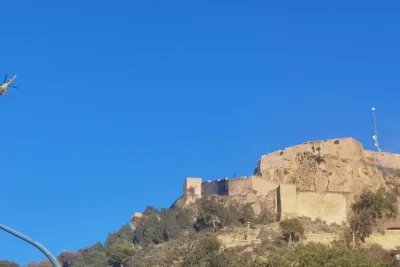 Incendio en el Castillo de Santa Bárbara: Cómo los Bomberos Actúan para Frenar el Avance del Fuego