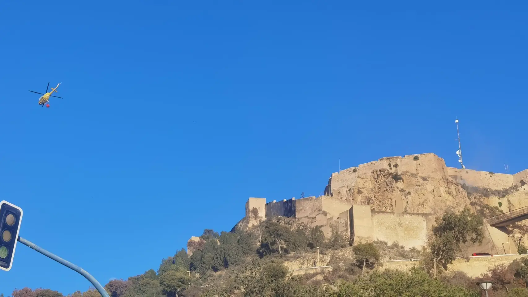 Incendio en el Castillo de Santa Bárbara: Cómo los Bomberos Actúan para Frenar el Avance del Fuego