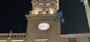 Se derrumba parte de la cornisa de la fachada del Ayuntamiento de Alicante