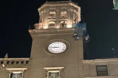 Se derrumba parte de la cornisa de la fachada del Ayuntamiento de Alicante