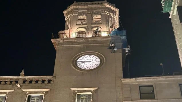 Se derrumba parte de la cornisa de la fachada del Ayuntamiento de Alicante