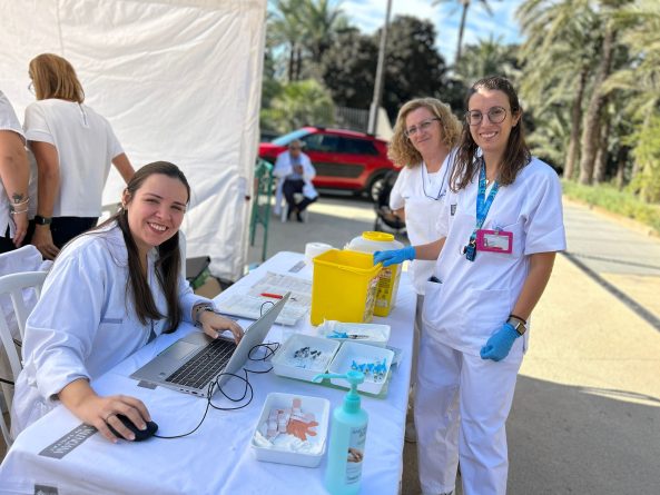 La unidad móvil de vacunación de Sanidad administra cerca de 700 dosis de vacunas frente a la gripe en su primer fin de semana de ruta en Alicante y Elche